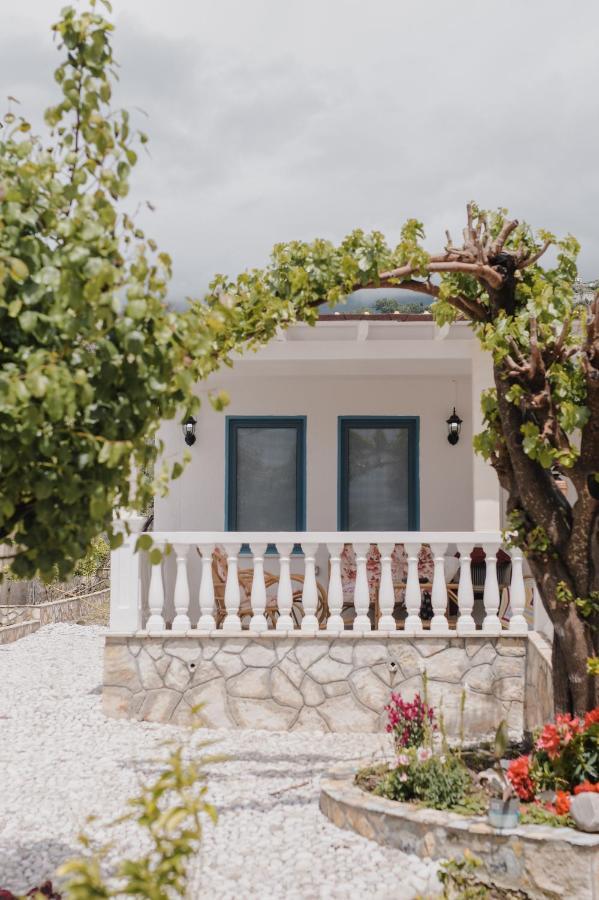 Vila Natali Himare Bagian luar foto