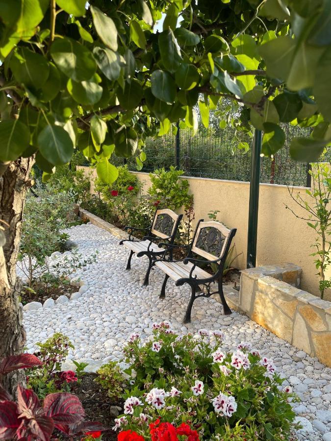 Vila Natali Himare Bagian luar foto