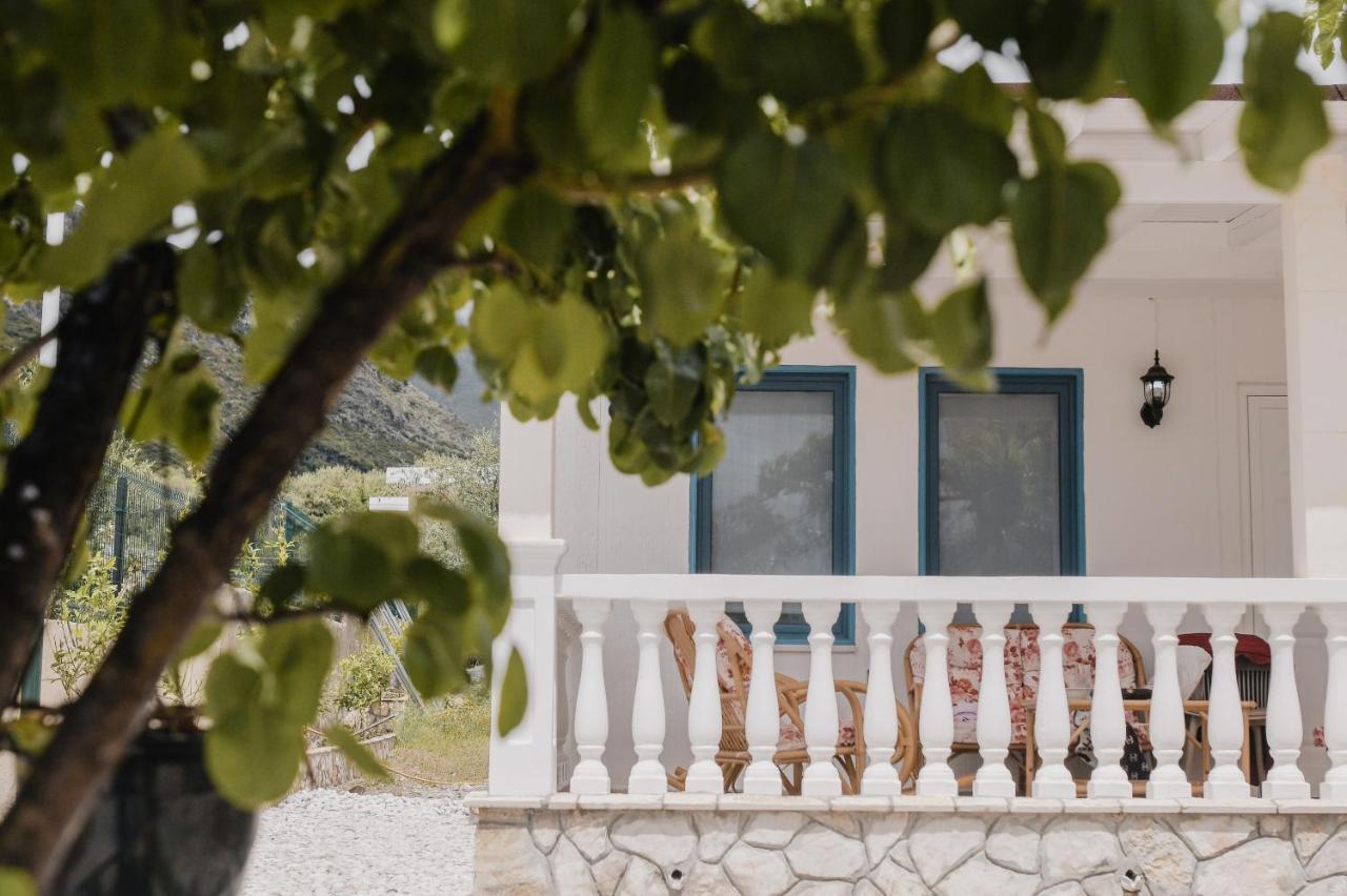 Vila Natali Himare Bagian luar foto